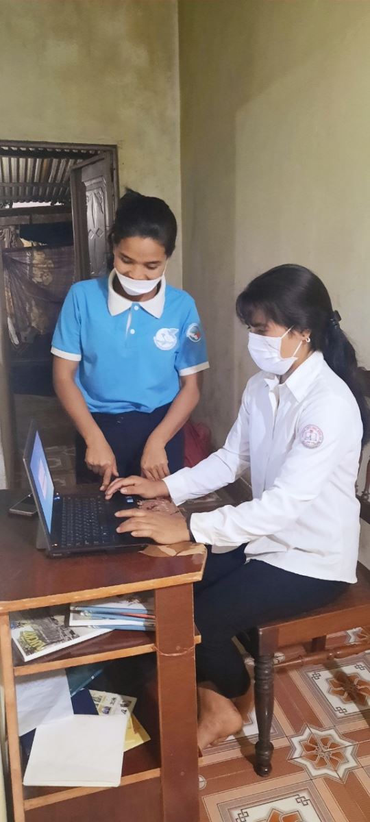 Anh; Hội LHPH thị trấn Phú Hòa trao Cho em Rơ Châm Lệ mượn máy tính để học Online trong thời gian ảnh hưởng dịch Covid-19